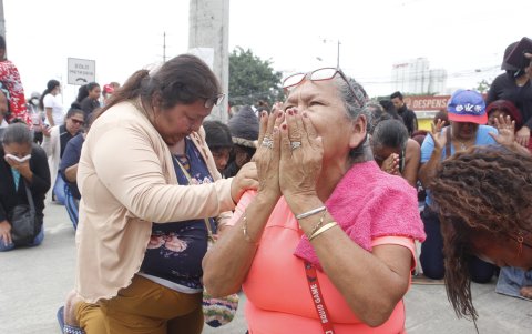 Drama. Los familiares de los reos se pusieron a orar para que el conflicto, que se escuchaba en toda la vía Daule, se detenga.