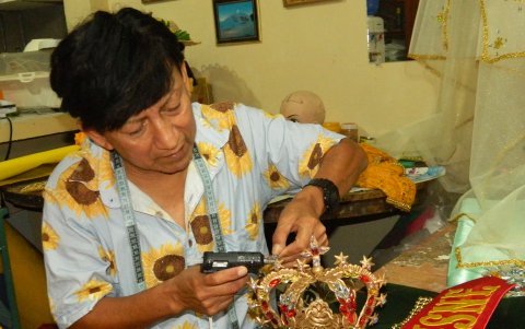 Accesorios. El modisto no solo se ocupa del traje, también de la ornamentación.