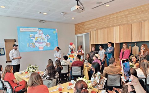 Las diferentes marcas suelen hacer talleres donde enseñan a preparar sus recetas económicas, cada industria cuenta con un chef corporativo. En la foto, un taller organizado por las marcas Maggi y La Lechera.