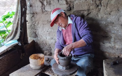 Los artesanos laboran para vender sus productos