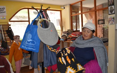 Aporte. Carmen Guamán muestra uno de los bolsos tejidos con lana de alpaca. Se siente  orgullosa de ser una de las artesanas de Salinas.