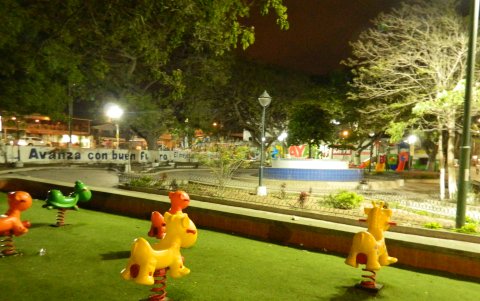 Playas. La primera noche del feriado, así permaneció el parque central, el malecón y los restaurantes. A las 21:00, la comunidad se retiró hacia sus casas.