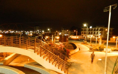 El malecón lució desolado durante el primer día de feriado.