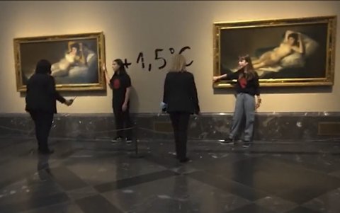 Los activistas han escrito en la pared '+1.5°' en referencia al anuncio de la ONU de la imposibilidad de cumplimiento del Acuerdo de París.