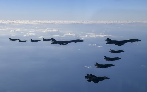 Los dos bombarderos B-1 aparecen escoltados por aviones caza de Estados Unidos y Corea del Sur, durante las maniobras conjuntas.