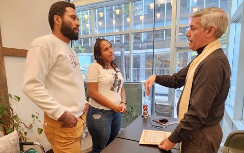 El difícil proceso legal y las restricciones que han encontrado en los albergues de Nueva York, donde hay parejas que han sido separadas por no estar casadas, ha generado una ola de matrimonios.