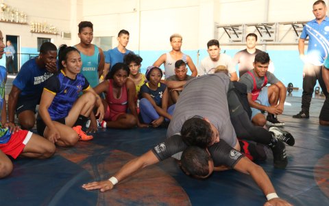 Luisa (i) observando junto a sus compañeros  una demostración.