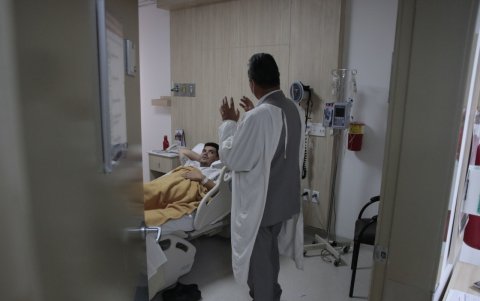 Apoyo. Uno de los capellanes realiza su ronda de visitas por las habitaciones de la sección de hospitalización. 2. Único. También cuentan con un “carrito de experiencias”, donde hay material para colorear, plastilina, sellos, cuentos, libros para adultos.