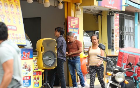 En algunos locales colocan los parlantes en las aceras, lo que interrumpe el tránsito normal de peatones que muchas veces tienen que ir por las aceras para pasar.