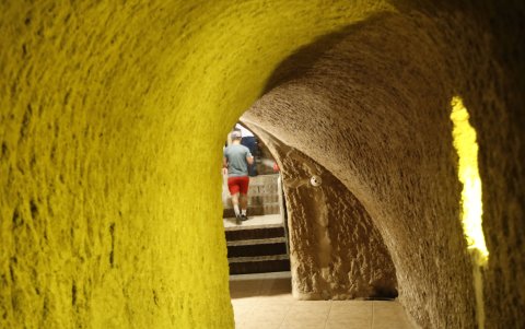 Restaurante. En Quito, la entrada a La Cueva, en el interior, hay ausencia total de luz, los meseros son no videntes.