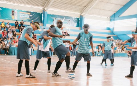 Partido.- Personas videntes se taparon los ojos para jugar con no videntes la Copa Sin Límite de Rexona.