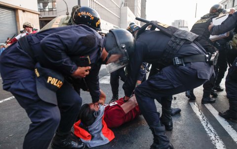 Uno de los manifestantes es detenido por la fuerza pública peruana.