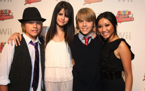Selena Gomez junto a Dylan, Cole y Brenda Song