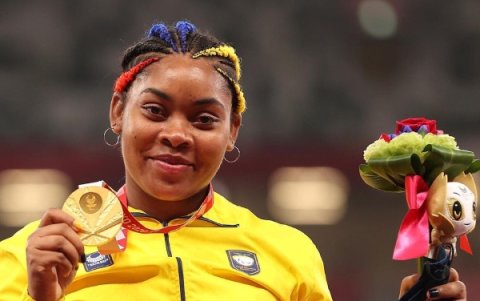 Mendes con el único oro paralímpico de Ecuador en Tokio 2020.