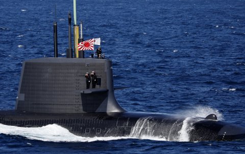 Un submarine de la Fuerza Marítima de  Autodefensa de Japón, durante la Revista Internacional de la Flota.