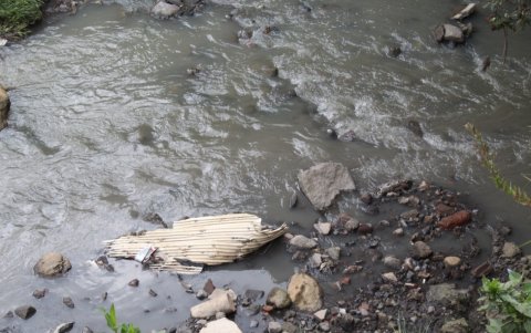 2. Basura. El Machángara es usado como botadero de casas, empresas, constructoras, etc