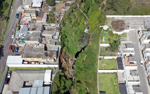 Río Monjas. Las casas están cerca de la quebrada. La erosión ha causado estragos en algunos tramos del río.