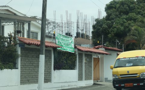 Las viviendas tradicionales en contraste con la edificación que se levanta en el sector.