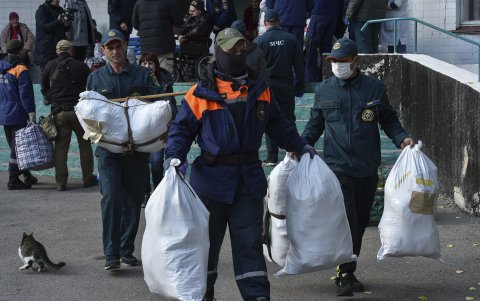 Rescatistas rusos ayudan a evacuar a  residentes de la ciudad de Jersón, el sábado 5 de noviembre.