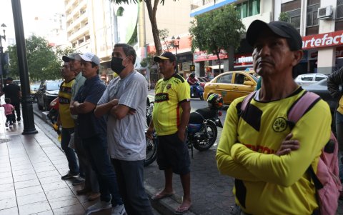 En pleno cenrtro de Guayaquil, 9 de Octubre y Boyacá, se reunieron hinchas afuera de los locales de electrodomésticos.