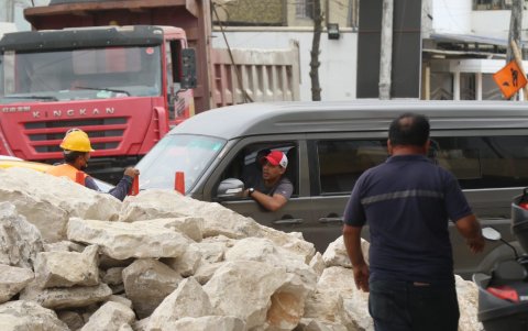 Los conductores y peatones buscan esquivar las enormes rocas en plena vía