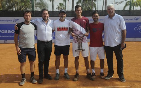 El campeón del Challenger de Guayaquil junto a su cuerpo técnico y organizadores.