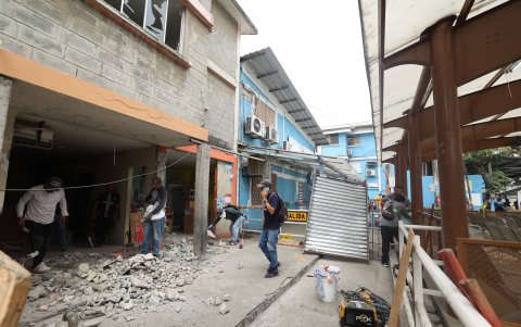 La explosión afectó a gran parte de este edificio particular y también los ventanales de las instalaciones del Municipio.