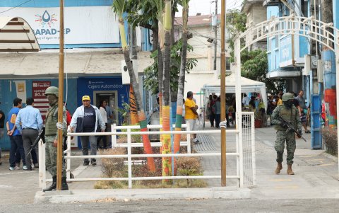 Un grupo de militares resguarda las instalaciones del Municipio de Durán.