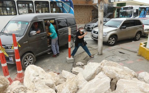 Peatones. Los que transitaban tenían que esquivar a los carros, las piedras y los huecos.