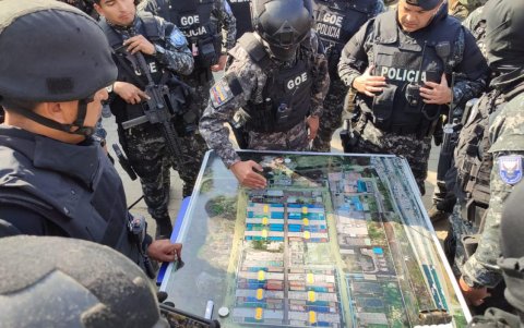 La Policía mientras planificaba el ingreso a los pabellones.