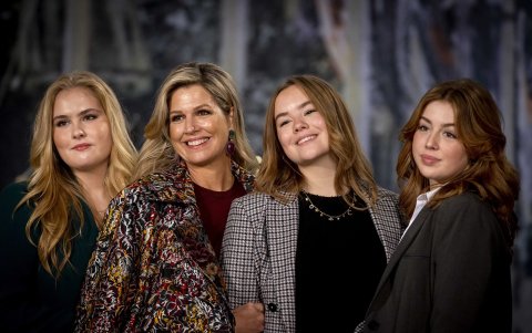 Junto a la reina Máxima y a sus hermanas.