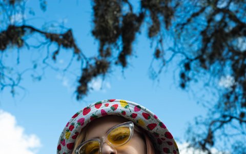 Tiene una gran variedad de tatuajes en su cuerpo.