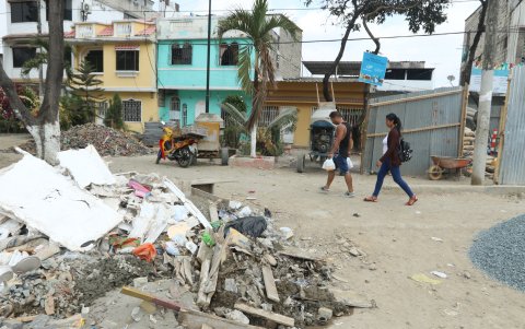 Martha de Roldós. Los residentes conviven con los escombros en la vía