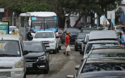En Urdesa el tráfico se intensifica por las obras demoradas
