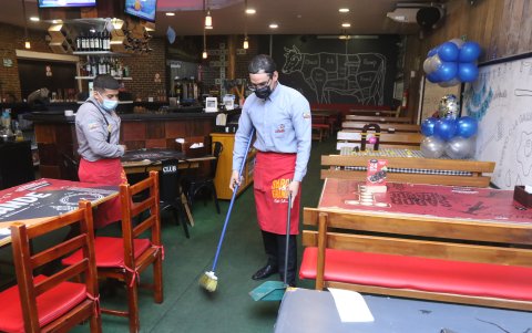 Horarios. Hay comercios que desde antes de su hora de cierre ya están recogiendo las mesas e iniciando con la limpieza del local.