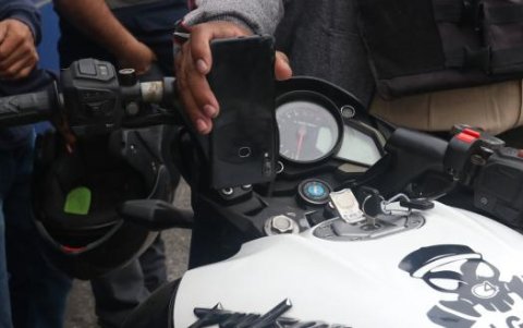Los pillos, además de abandonar la moto en la que circulaban, dejaron también un celular.