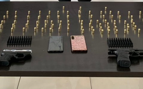 En la camioneta se encontraron al menos 94 balas y dos pistolas, que ya están bajo el poder de la Policía.