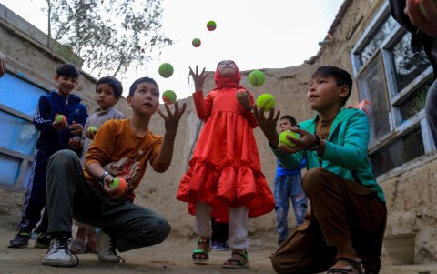 Trabajo. Najma practica con sus alumnos un clásico acto circense.