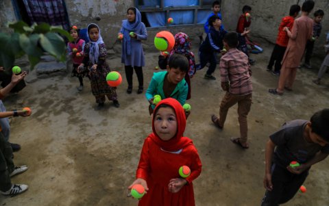 Preparación. Las hermanas Bahara y Najma decidieron animar a otros jóvenes enseñándoles su gran pasión: el arte del circo.