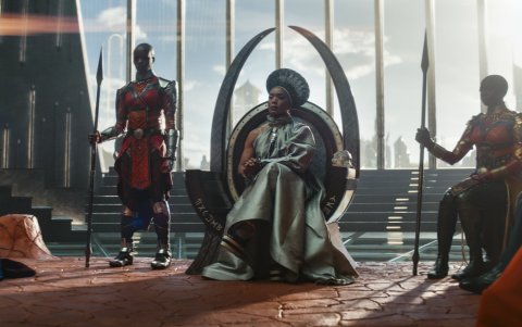 Dorothy Steel es Merchant Tribe Elder, Florence Kasumba como Ayo, Angela Bassett es Ramonda, Danai Gurira es Okoye.