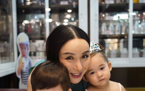 Anne junto a sus hijos