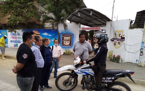 La Policía dialoga con directivos y padres de los colegios sobre la situación que los alarma.