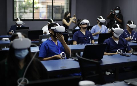 Estudiantes de la facultad de medicina de la Universidad de El Salvador prueban el nuevo laboratorio de realidad virtual denominado Minerva VR LAB, en San Salvador (El Salvador).
