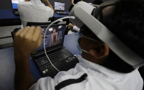 Estudiantes de la facultad de medicina de la Universidad de El Salvador prueban el nuevo laboratorio de realidad virtual denominado Minerva VR LAB, en San Salvador (El Salvador).