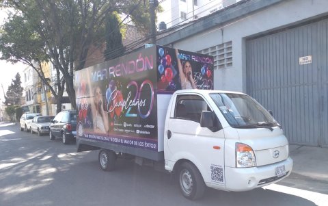 Carrito rodante con la imagen de la artista en el DF.