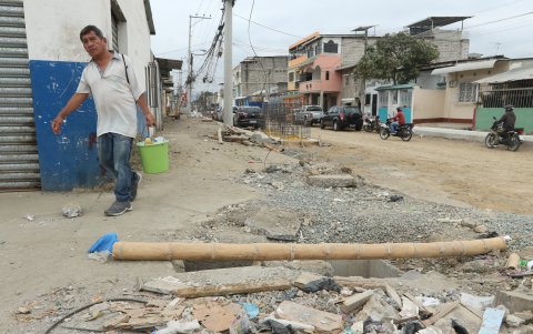 El mal estado de las calles complica a los transeúntes