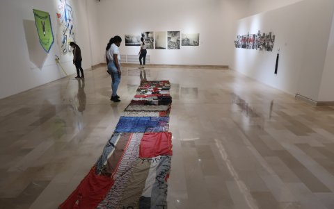 Arte. En primer plano aparece la obra de Wiki Pirela (Venezuela): ‘Una cita con los astros’.