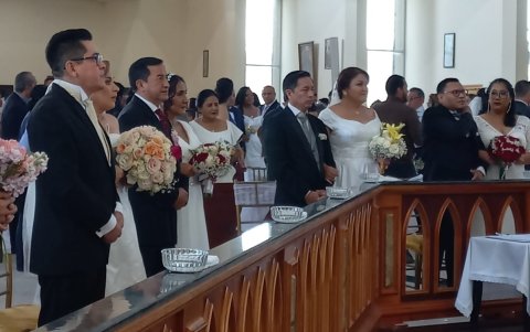 Programa. Un detalle del matrimonio colectivo en la parroquia San Alberto Magno.