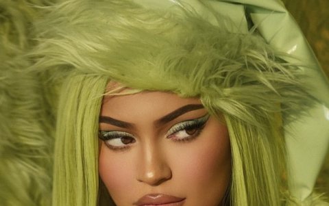 Peluca en color verde.