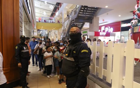 Los centros comerciales como Mall del Sur han puesto especial énfasis en la seguridad de los visitantes, debido a la situación en la ciudad.